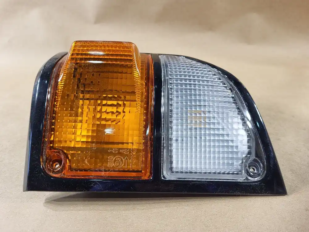 Lens & Body Front LH Turn Signal Lamp 81521-60390, HZJ79