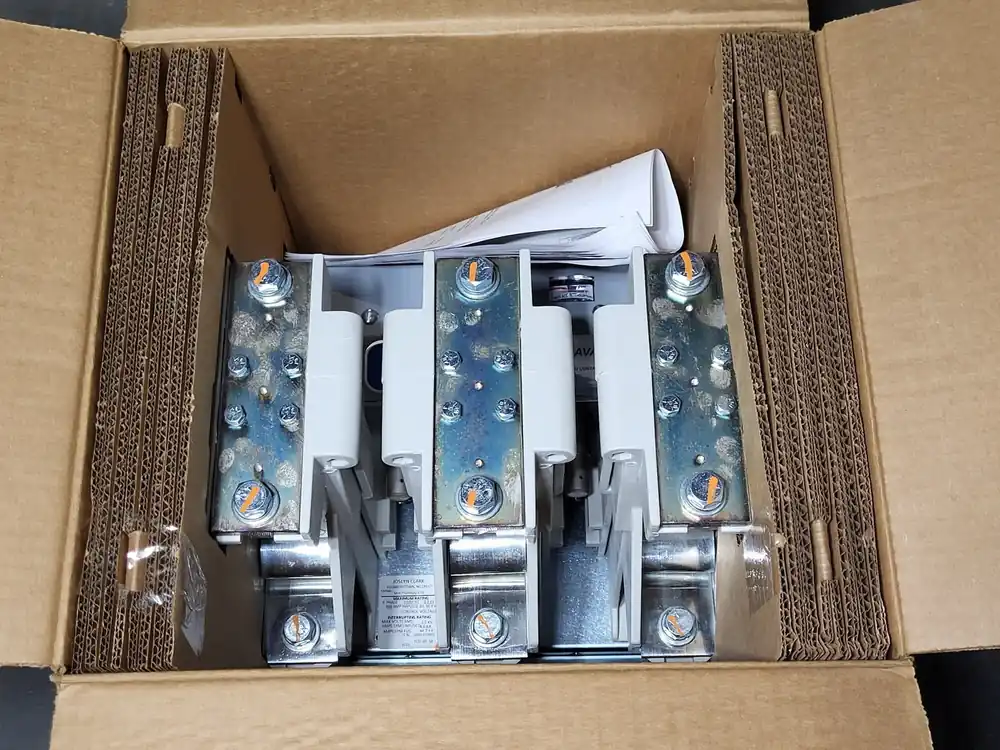 600 Amps, 3 Poles, 120 VAC Coil Vacuum Contactor MVC77U036A25-76