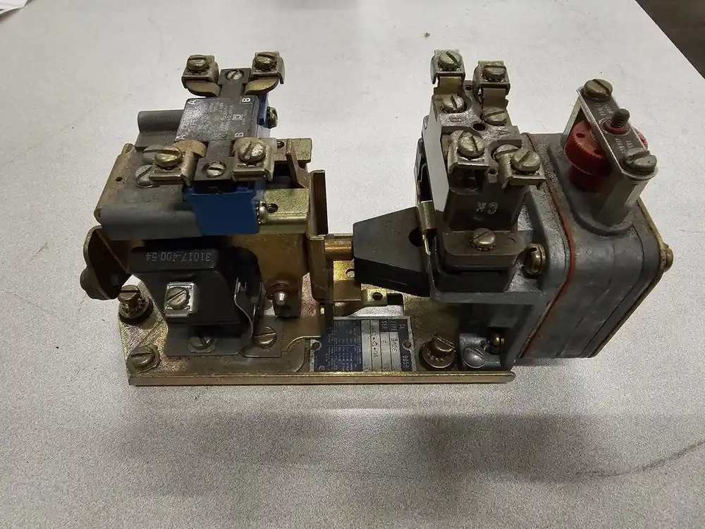9050-B02E Time Delay Relay 6 Amps, 120 VDC, 0-3 Min.. Range