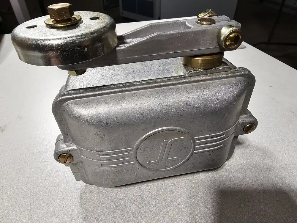 Heavy Pilot Duty Limit Switch NEMA 1, 25A, 600VAC HLA-2