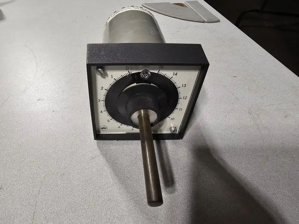 1-15 sec Motor-Driven Analog Reset Timer 305E004A10PX