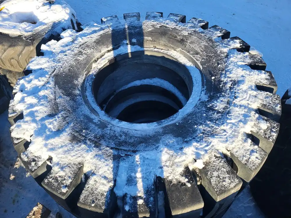 37.5-39 Loader & Dozer Tire, Type 2-A D-Lug, 44 PR OTR