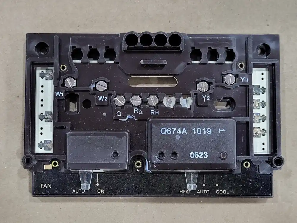 Heat-Auto-Cool Thermostat Subbase Q674A-1019