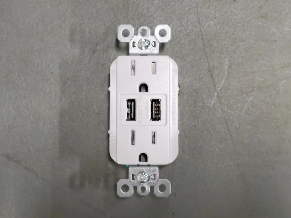 15 Amp 125 Volts Resistant Decorator Duplex Outlet w/ USB Charger TR5262USB-W