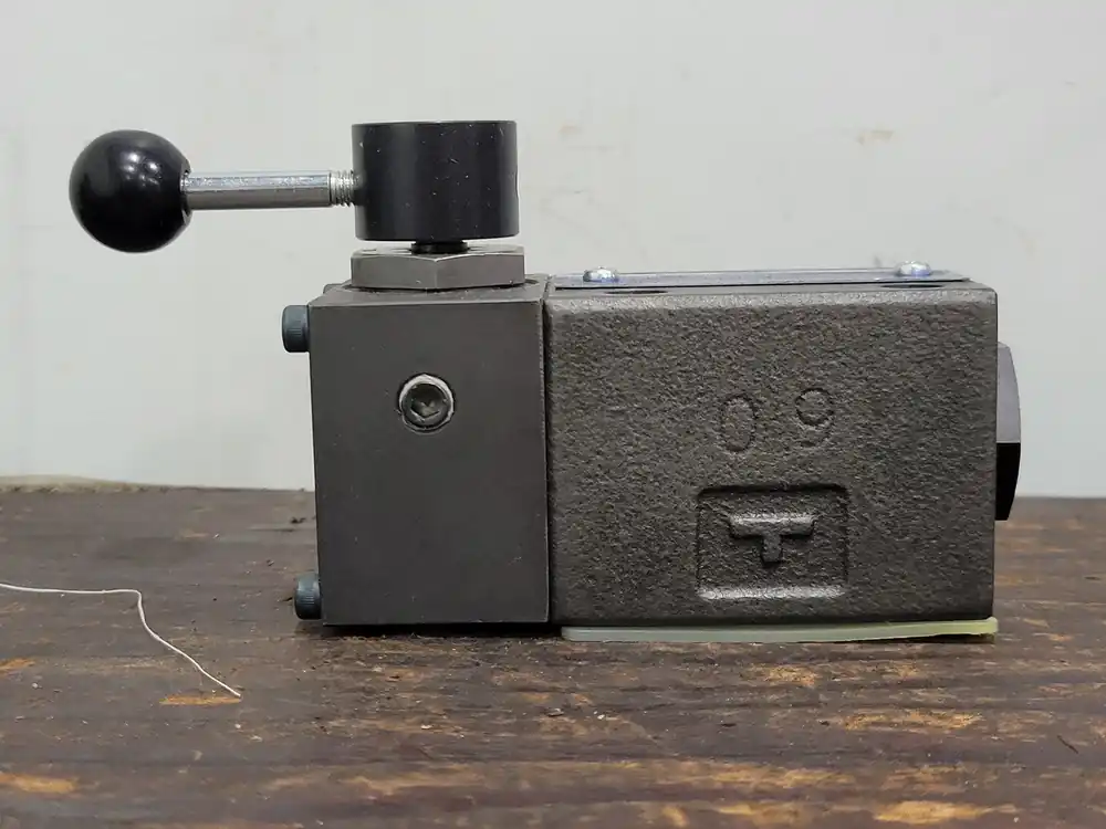 Manually Operated Directional Valve DMG-01-2D60B-1090