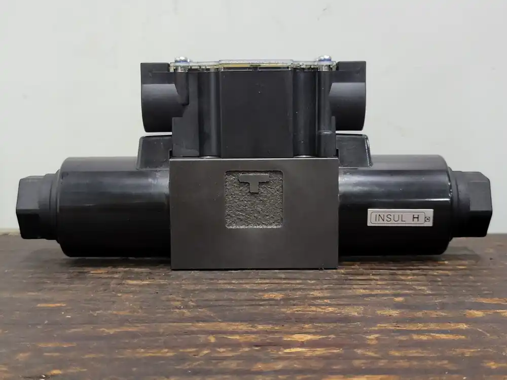 Solenoid Operated Directional Valve DSG-01-3C2-D24-7090