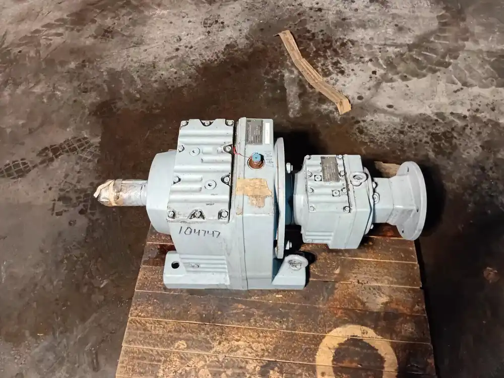 5.31 1 / 78.57 1 Helical Gearbox R107 / R107A