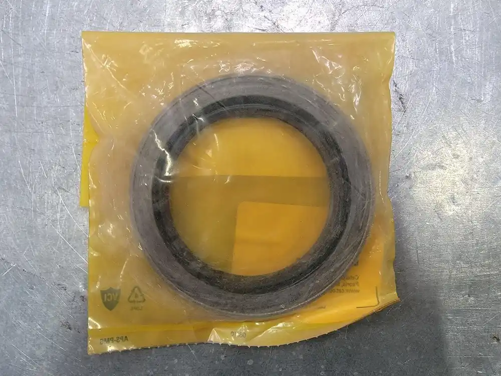 Oil Lip Seal 7X-4770, 4" OD, 3/8" Thick, Rubber