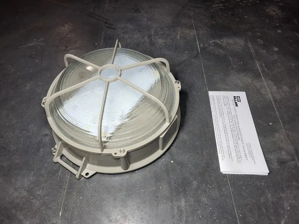 VML1X930G VML-X Series Area Light Fixture w/ VMB2B Splice Box & Cover