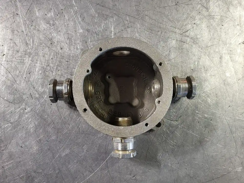 3/4" Conduit Outlet Box GRF229 W/ Three Connectors