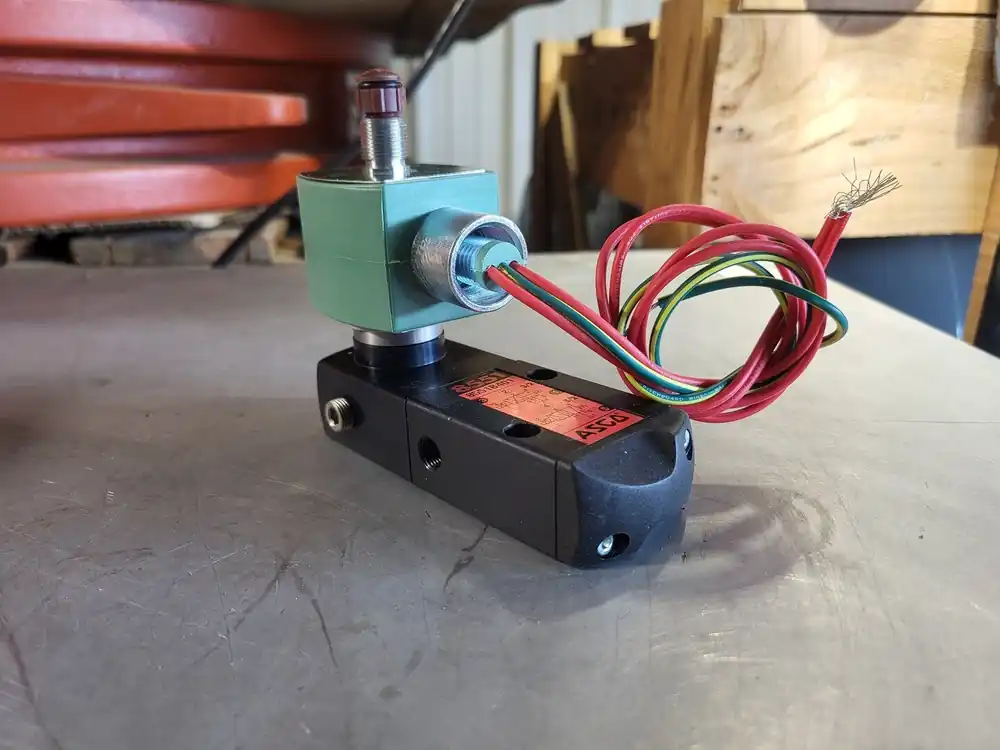 1/4" NPT Solenoid Valve 8551G301 24 VDC