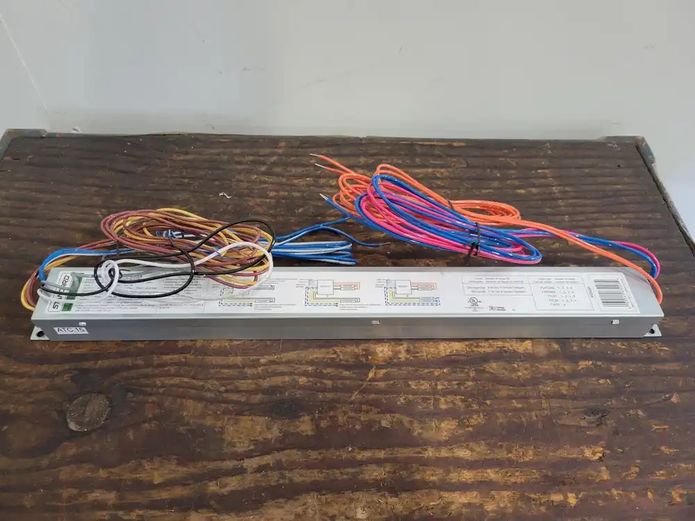 347 Volts 4 Lamps Electronic Ballast E454T5HOPS347/N/XTRM