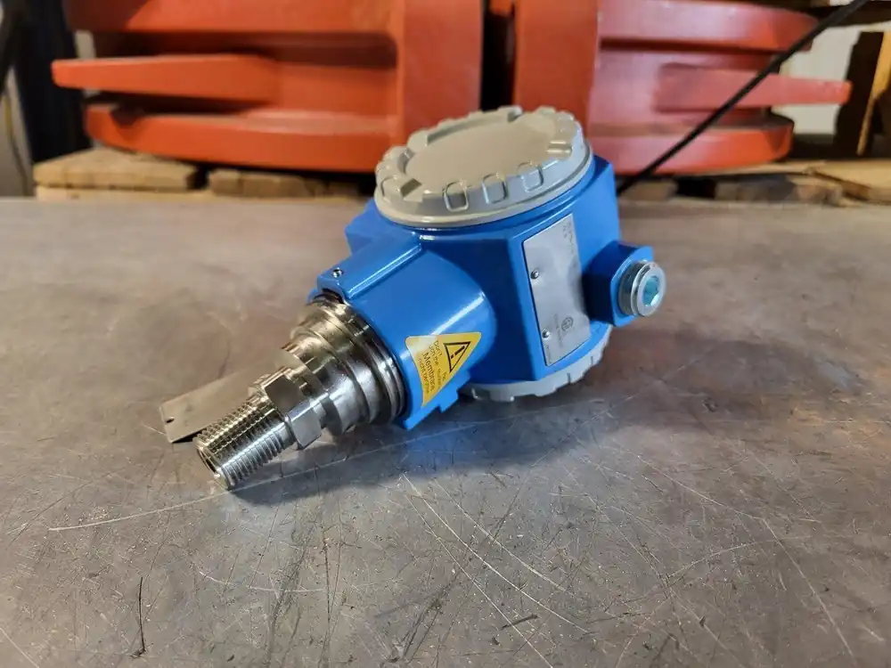 Digital Pressure Transmitter PMP71-WCC1P21RAAU w/ Mounting Kit
