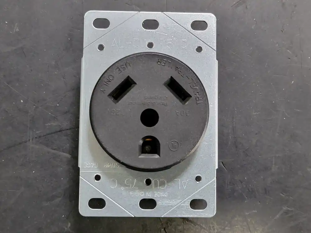 Trailer Outlet 30A 125V 3830