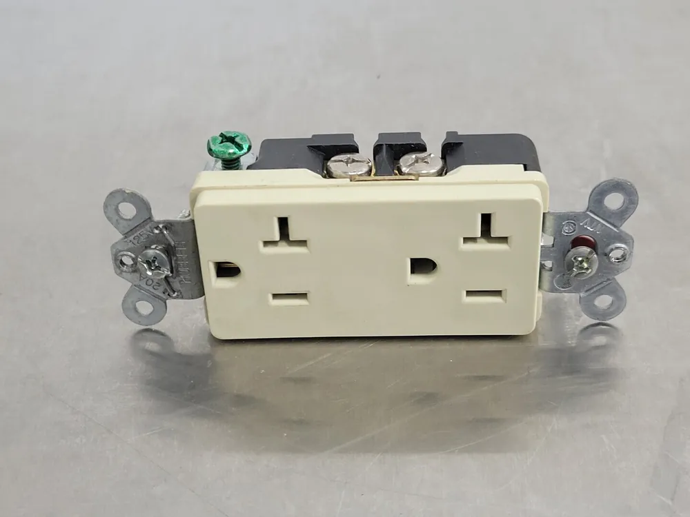Duplex Receptacle HBL2162I 20A 125V