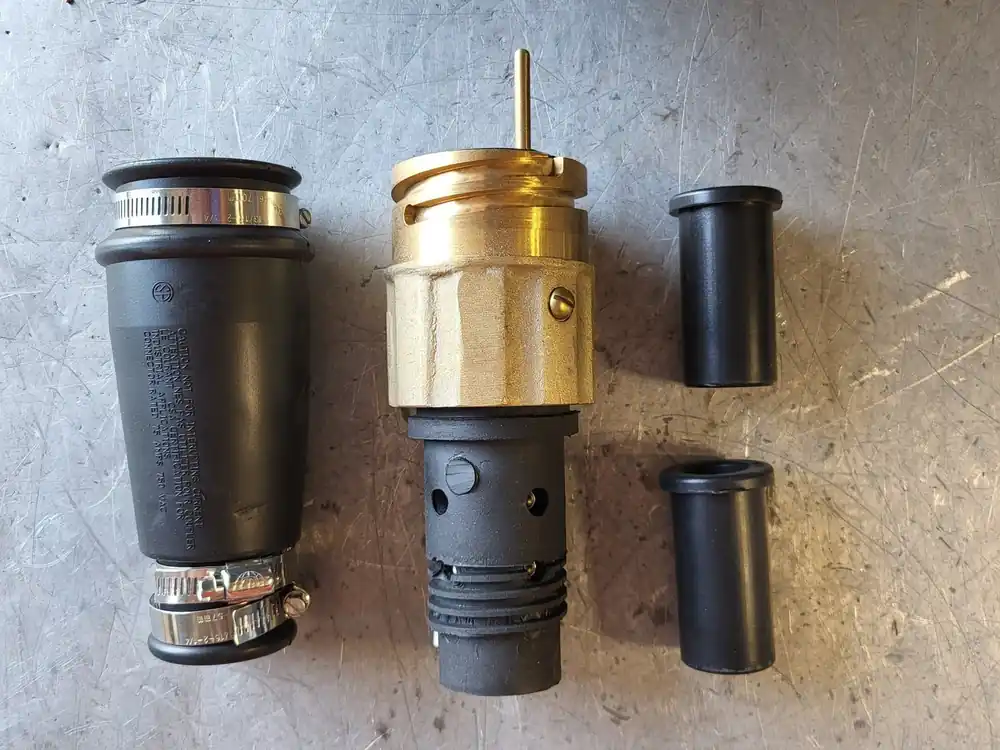 750V 75 A Uni-Lock Female 8343-4