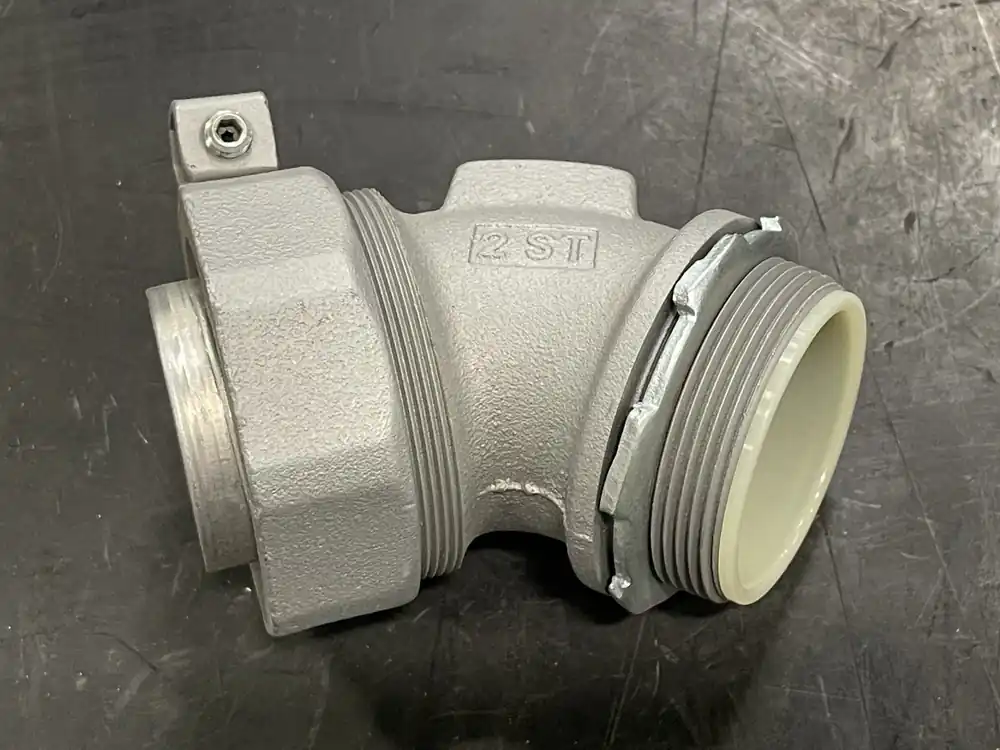 2" 45 Deg. Insulated LFMC Connector STB-45200L w/ Lug