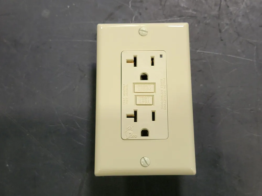 20A, 125V Smartlock Pro GFCI Receptacle 7899-I