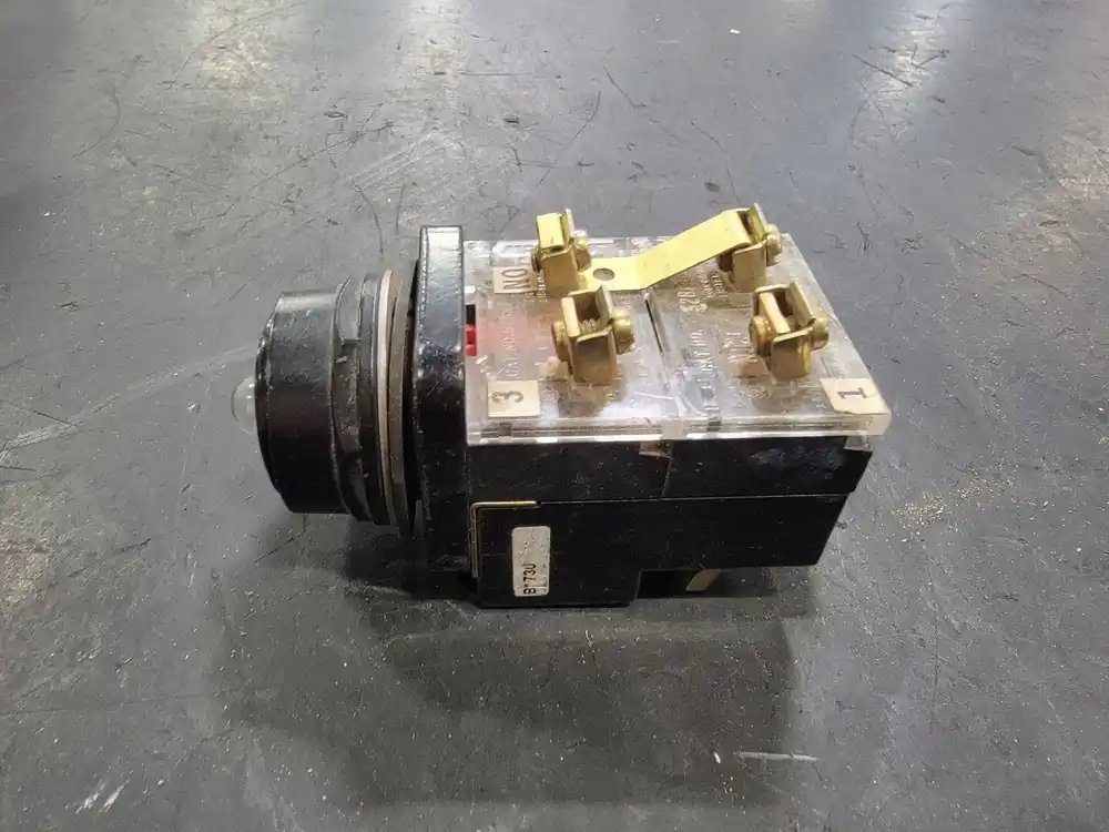 120 V, 3 Position Pushbutton 52PX3G3U
