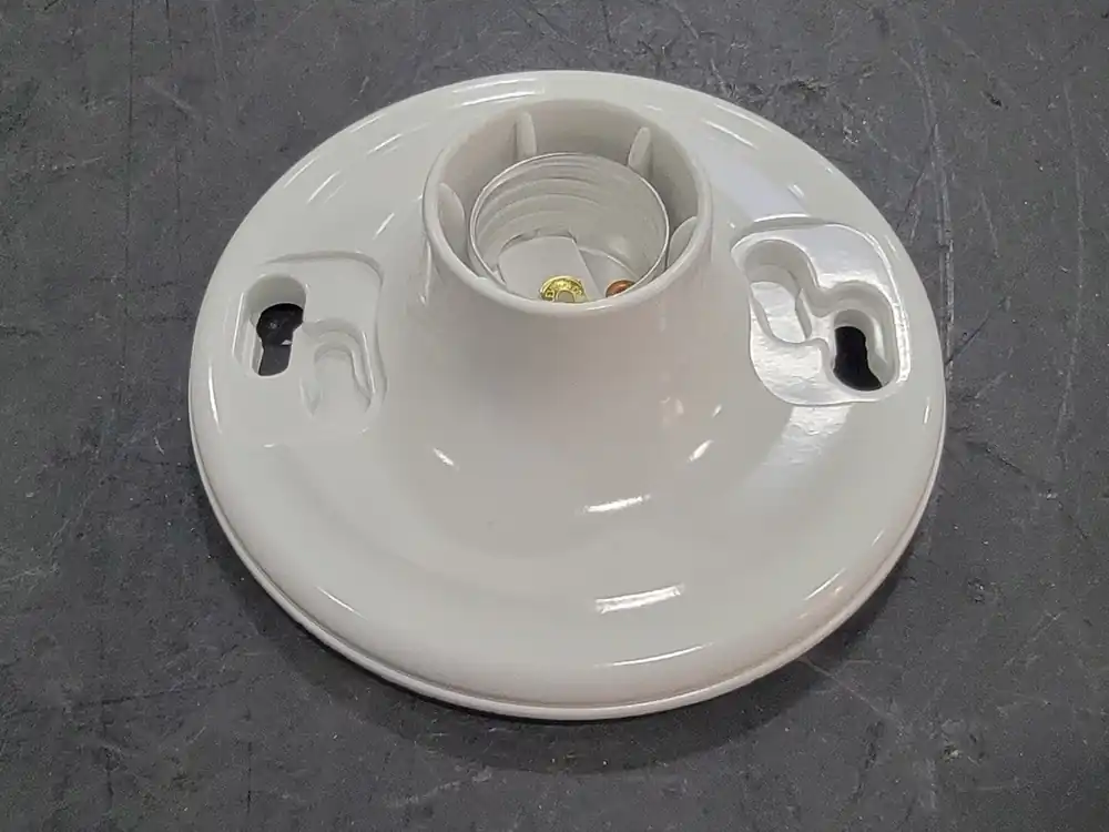 660W/600V Keyless Plastic Lamp Holder 8829-CW4