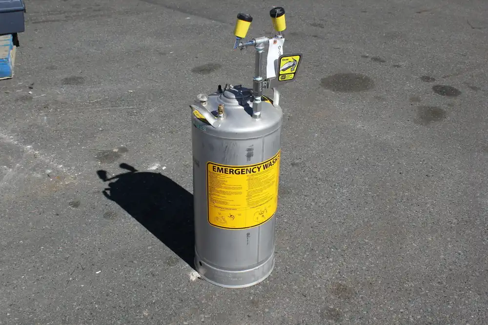 13 Gallon Pressurized Portable Wash Station/ Eyewash
