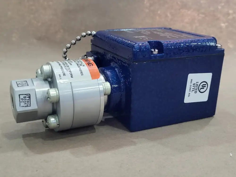 Adjustable Pressure Switch 200P13C3, 200-1500 psig