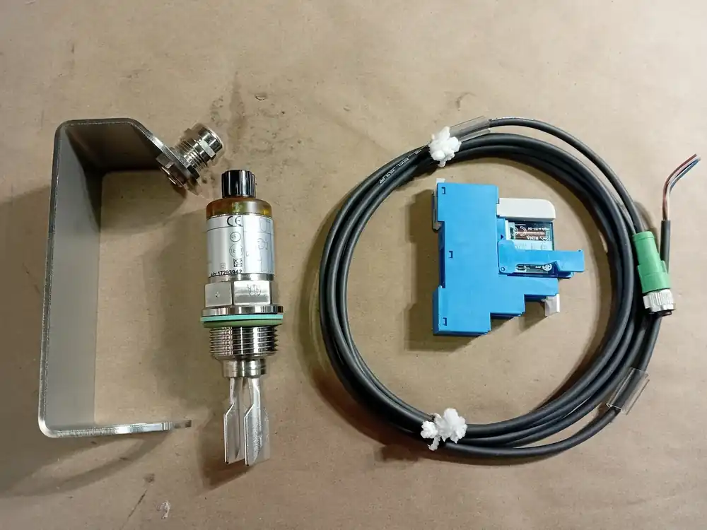 Vibrating Level Switch LS8110.XXSGATPM w/ Relay Socket Type 95.05