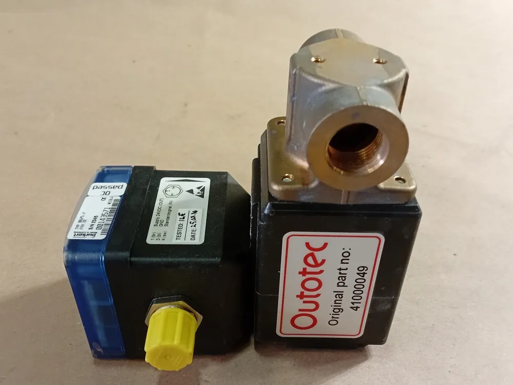 24VDC Temperature Controller 8625-2, 00143571 w/ Valve 2835, 00175987
