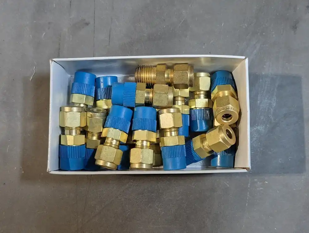 1/4" Tube x 1/4" Male Pipe Connector B-400-1-4 (Box of 17)