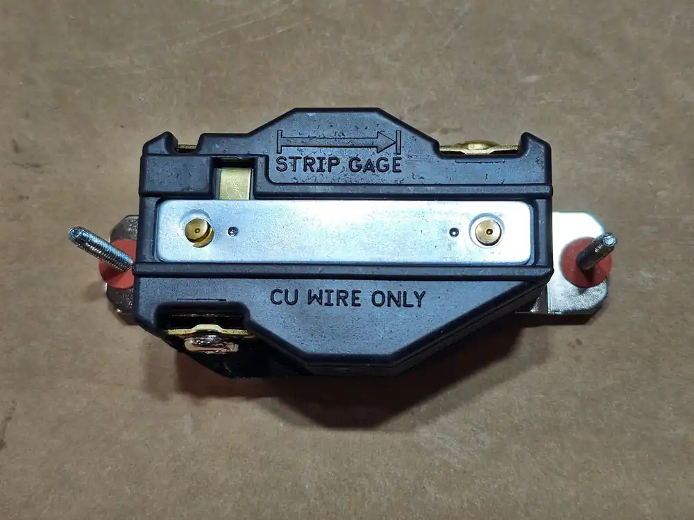 30A, 125V, 2-Pole Single Locking Receptacle L530R