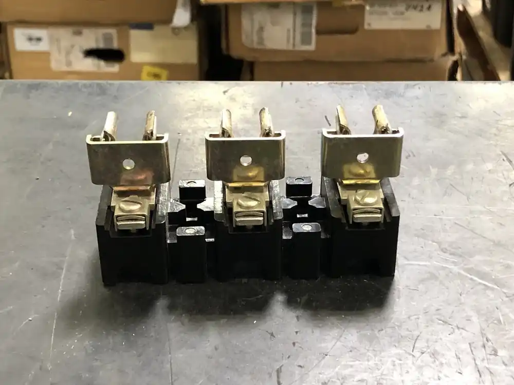 30A 600V Fuse Block 40023-415-02 X-401978 1491-R126