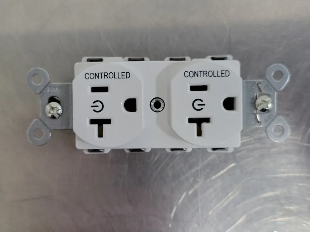 125 Volts, 2 Pole Duplex Receptacle SNAP5362C2W
