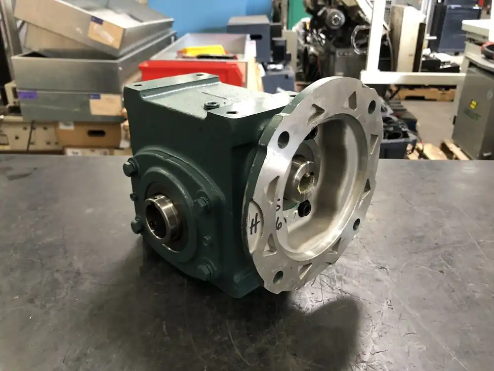 25 1 Ratio Right Angle Worm Gear Reducer 20Q25H56