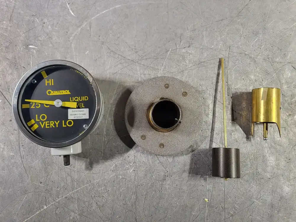 Scrap - Small Oil Level Indicator 035-008-01 w/ Accessories