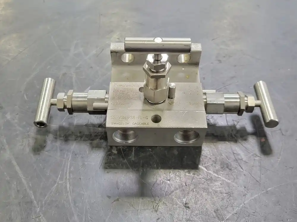3-Way Manifold Valve SS-V3NBFS8-FL-G