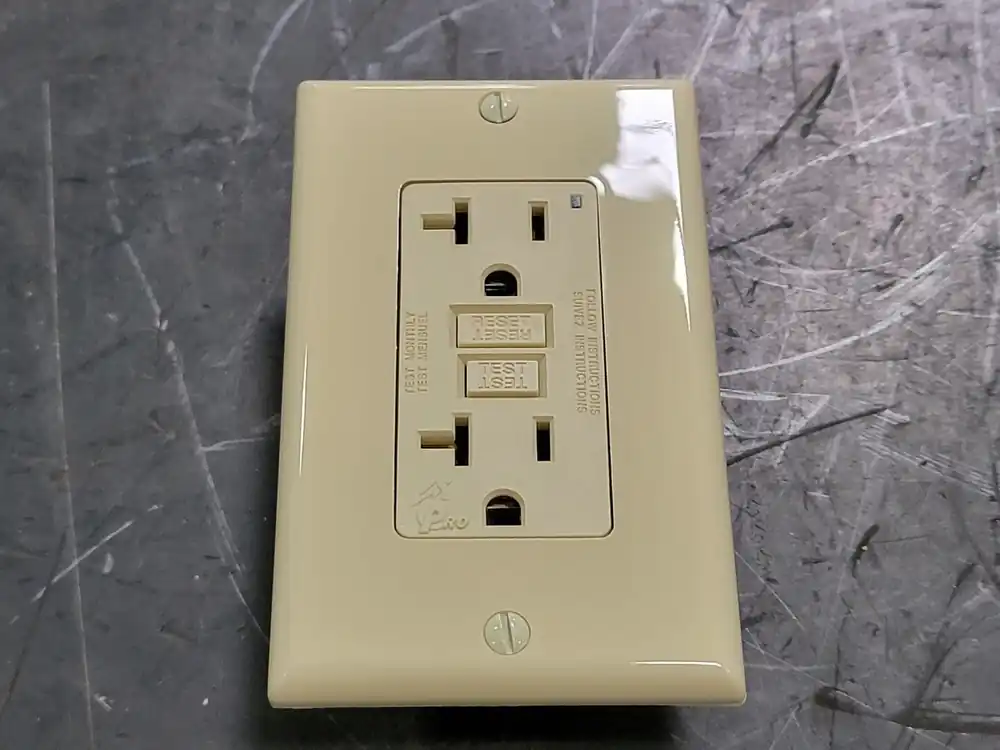 20 Amp Smartlock Pro Wall Plate 7899-I (Box of 10)