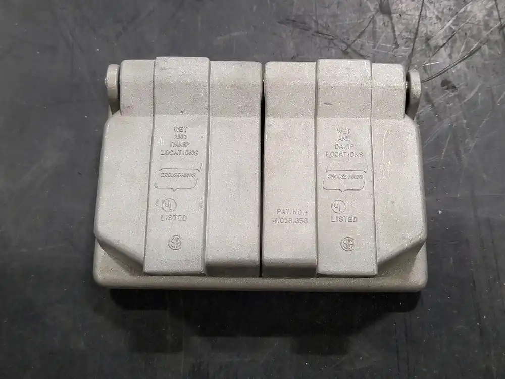 Wet and Damp Locations Cover WLRD 5 20 w/ Receptacle 5362B