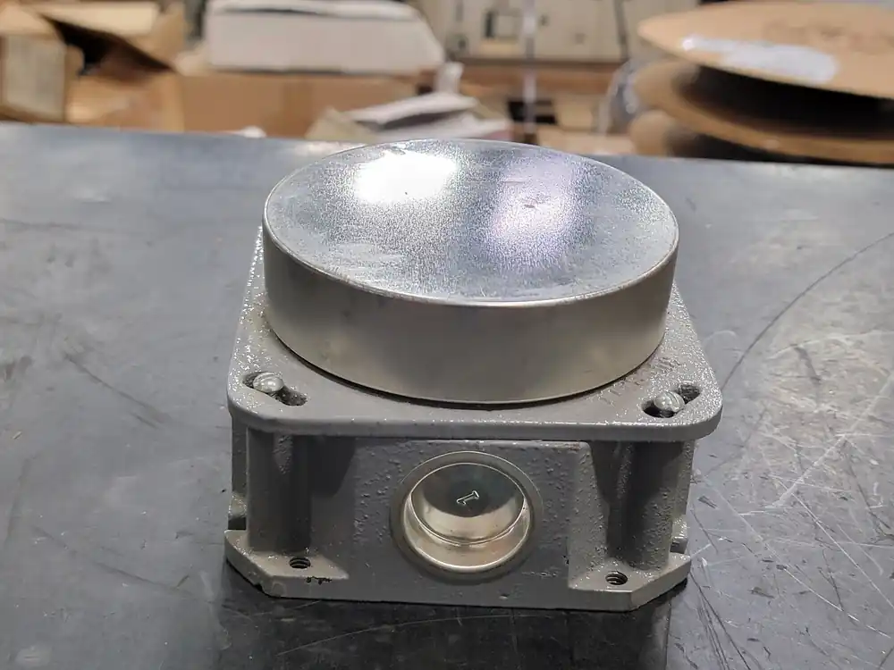 1-Gang Round Floor Box B253621