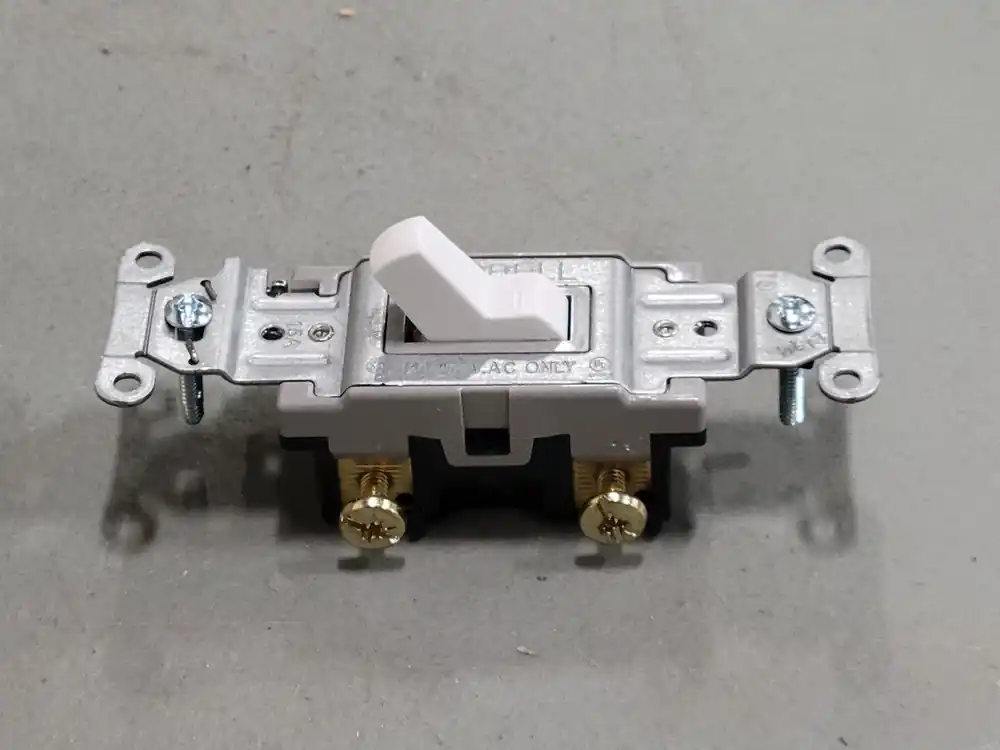 Single Pole Switch, 15A, 120/277 VAC, CS115W, (Box of 8 pcs)