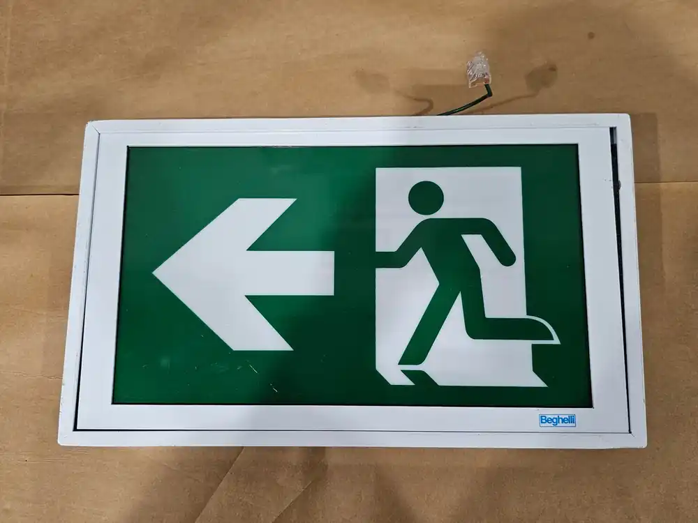 Pictogram Emergency Exit Sign QR-RM-L-U-0LR-M-UDC