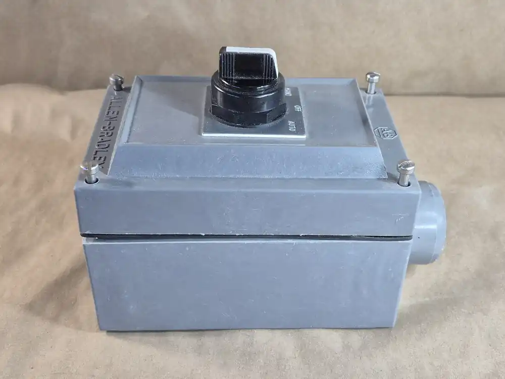 Push Button Enclosure 800H-2HZ4R
