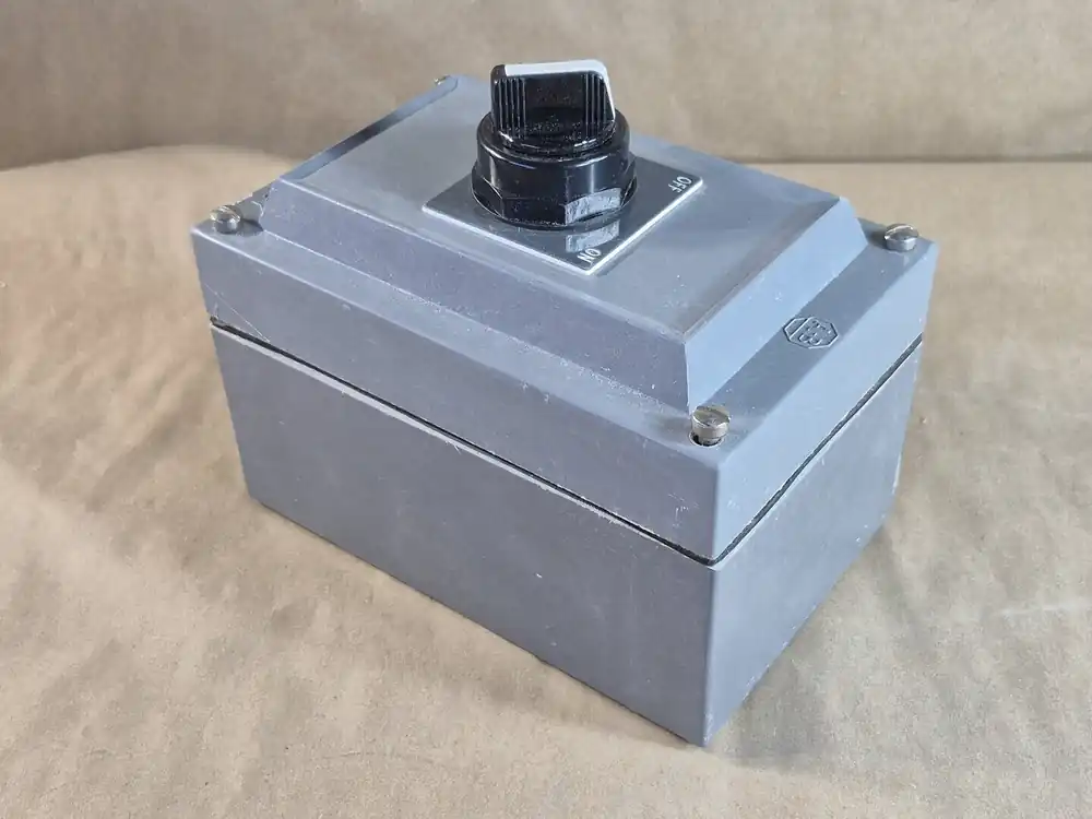 Selector Switch Station Enclosure 800H-R2HA4RL