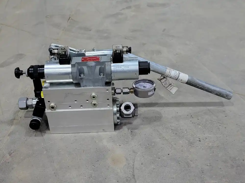 Directional Control Valve RPE4-103C11 w/ 933605005 hand pump