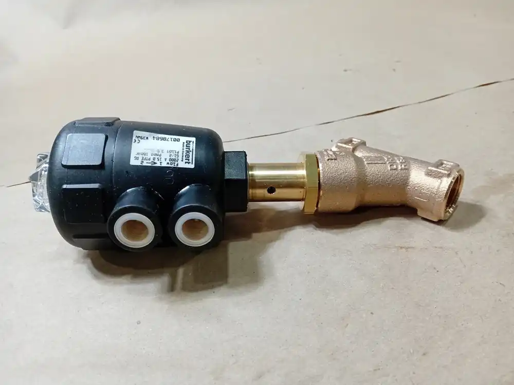 2000A, 15 PTFE, 2/2-Way Piston Operated Angle Seat Valve 00178684