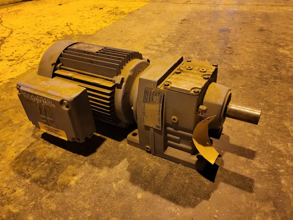 6 1 Ratio Inline Gear Reducer Type R47A w/ 3 hp Motor R60-DFT100LS4