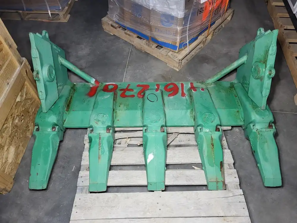 Super V Bucket, Shroud and Teeth Assembly L5570SV59SDX