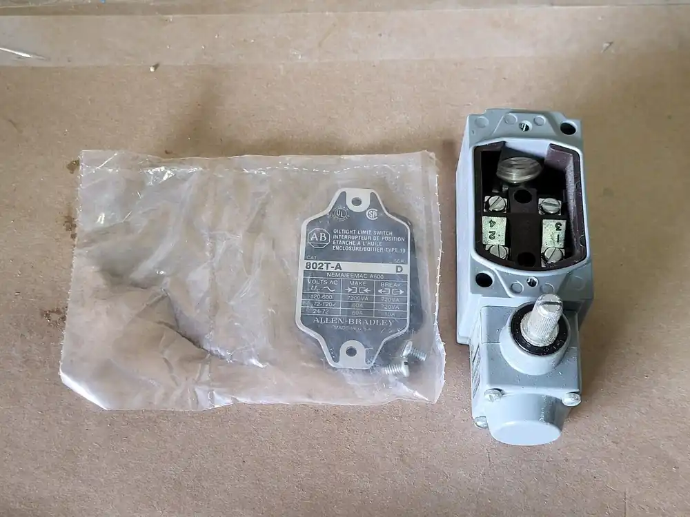 9 Amp, 3 Pole, 600 Volts Oiltight Limit Switch 802T-A