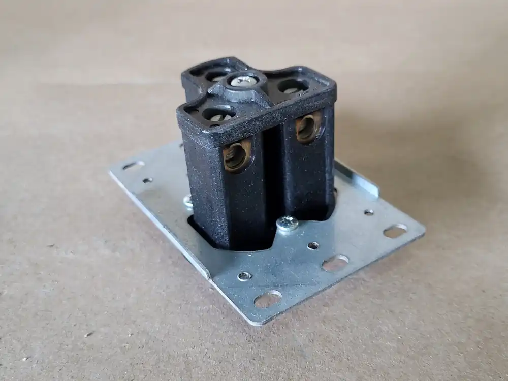 30A 250V Flush Mount Power Outlet 3801, 2-pole 3 wire