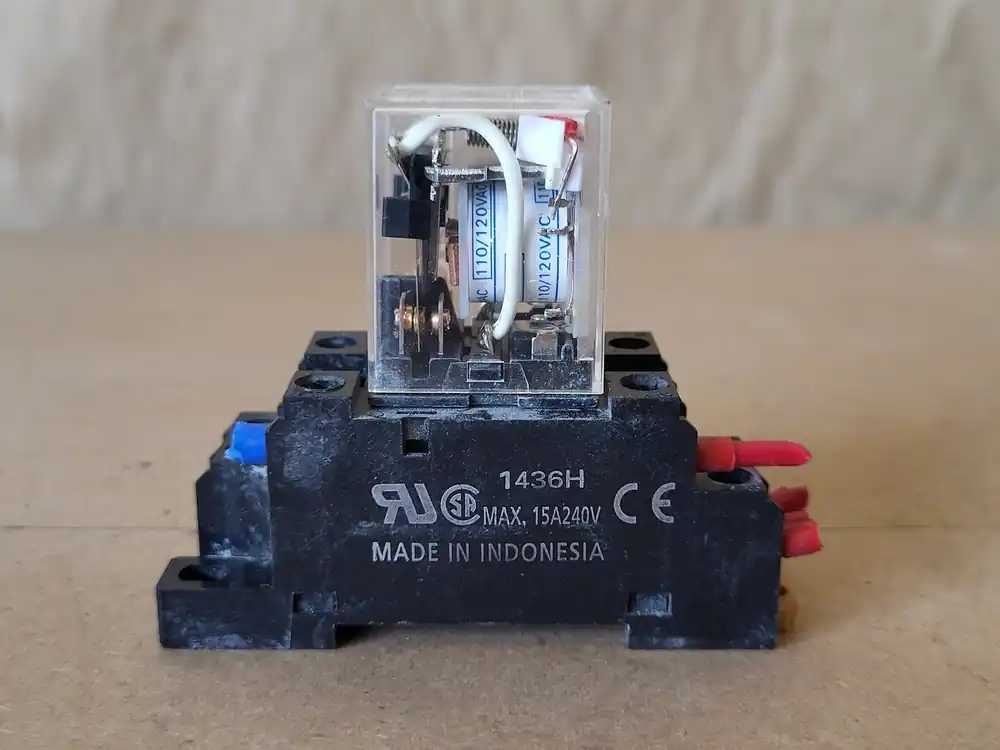 10 Amp, 120 VDC Power Relay LY2N w/ Relay Socket 1436H